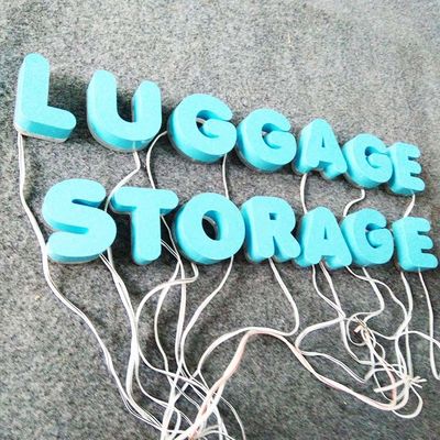 3Dはライト屋外広告の色のペンキの金属の手紙を形づける