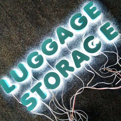 3Dはライト屋外広告の色のペンキの金属の手紙を形づける