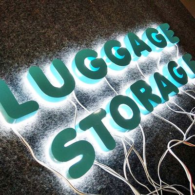 3Dはライト屋外広告の色のペンキの金属の手紙を形づける