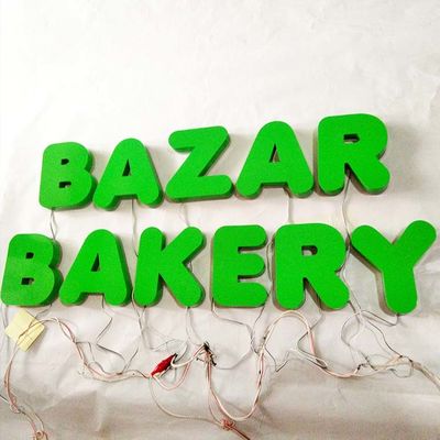 屋外3Dはビジネスのための導かれたバックリットの手紙の印のロゴを照らした