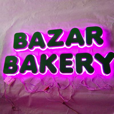 屋外3Dはビジネスのための導かれたバックリットの手紙の印のロゴを照らした