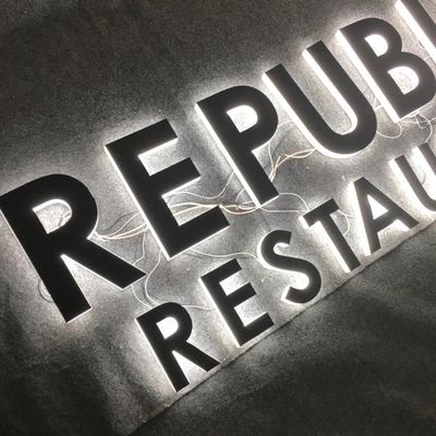 OEM ODMのプラスチック アルファベットのアクリルの照らされた印の店先の広告