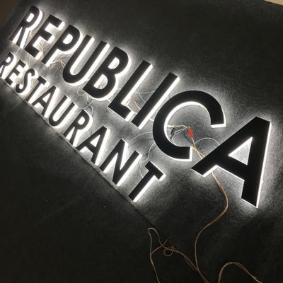 OEM ODMのプラスチック アルファベットのアクリルの照らされた印の店先の広告