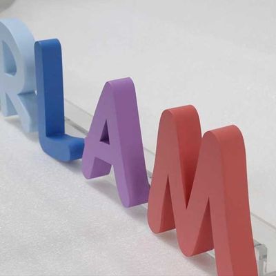 美容院は3D手紙の印の広告レーザーを切った金属のロゴ3cmの厚さを開ける