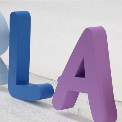 美容院は3D手紙の印の広告レーザーを切った金属のロゴ3cmの厚さを開ける