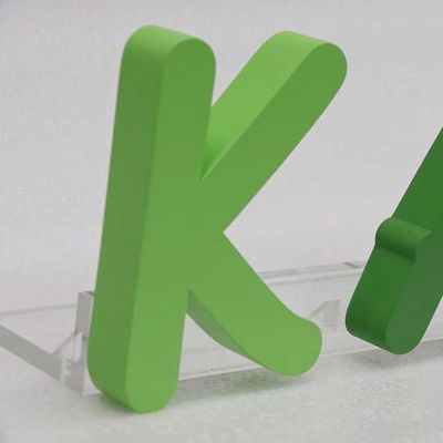 美容院は3D手紙の印の広告レーザーを切った金属のロゴ3cmの厚さを開ける