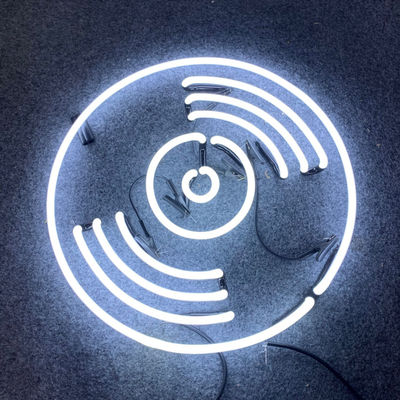 レストランは導かれた個人化されたネオン棒を署名するアクリルのネオン サイン板に貯える