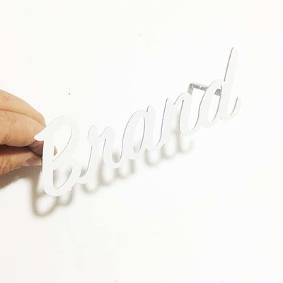 平らな切口の白いペンキの金属の手紙の印はSS304経路識別文字の表記にブラシをかけた