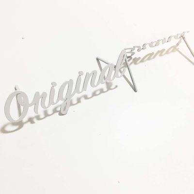 平らな切口の白いペンキの金属の手紙の印はSS304経路識別文字の表記にブラシをかけた