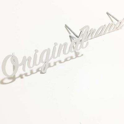 平らな切口の白いペンキの金属の手紙の印はSS304経路識別文字の表記にブラシをかけた