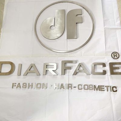 店先の銀製のブラシ3D Metal Letters Companyのロゴの印は電気めっきした