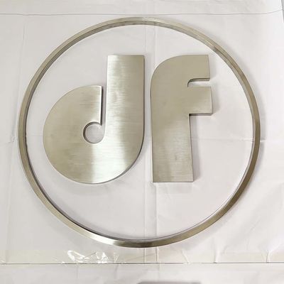 店先の銀製のブラシ3D Metal Letters Companyのロゴの印は電気めっきした