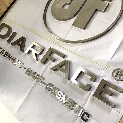 店先の銀製のブラシ3D Metal Letters Companyのロゴの印は電気めっきした