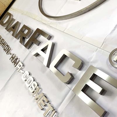 店先の銀製のブラシ3D Metal Letters Companyのロゴの印は電気めっきした