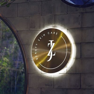 注文のロゴ3dが照らした導かれたライト ボックスのあたりのステンレス鋼に金属をかぶせなさい