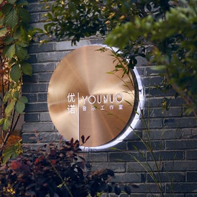 注文のロゴ3dが照らした導かれたライト ボックスのあたりのステンレス鋼に金属をかぶせなさい