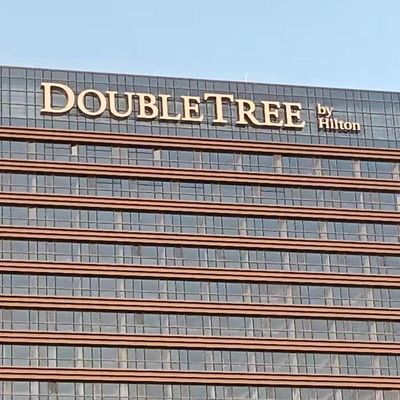 導かれた照明会社の名前のロゴの造る印3dの経路識別文字