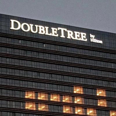 導かれた照明会社の名前のロゴの造る印3dの経路識別文字