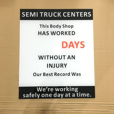 3dレーザーはアクリルの手紙の印の金を塗ったシルク スクリーン店の名前を切った