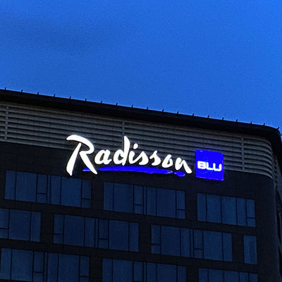 魅力的な耐久3d手紙の印は3mmチャネルのアクリルのレストラン板を導いた