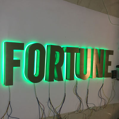 造るRGBの経路識別文字の印のステンレス鋼は照らした