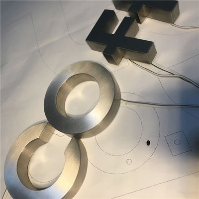 樹脂のアクリルのバックリットの経路識別文字はブラシをかけられたクロム染料で染められた12VDCをカスタマイズした