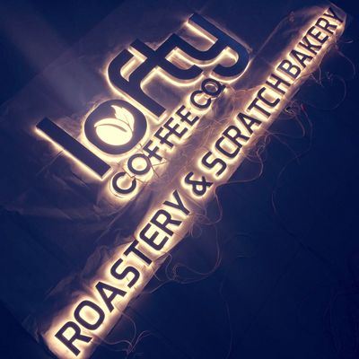 樹脂のアクリルのバックリットの経路識別文字はブラシをかけられたクロム染料で染められた12VDCをカスタマイズした