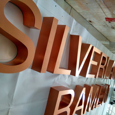 OEMの設計店のロゴの銅の印の手紙の平たい箱は10cmから100cmの高さを切った