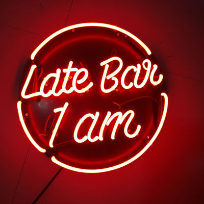 棒背板の壁の台紙が付いている注文のネオン サインのライト ボックスの広告