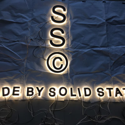 屋外のアルファベットは手紙ライトSignboardのハローのLitの印の手紙を導いた