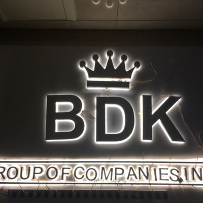 屋外のアルファベットは手紙ライトSignboardのハローのLitの印の手紙を導いた