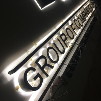 屋外のアルファベットは手紙ライトSignboardのハローのLitの印の手紙を導いた