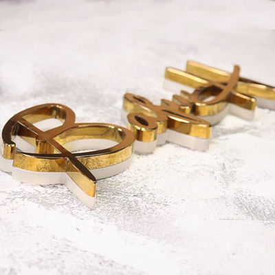 金ミラー ビジネス ロゴの表記のステンレス鋼のつけられた店先の印