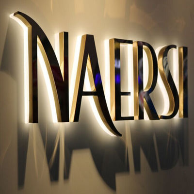 金ミラー ビジネス ロゴの表記のステンレス鋼のつけられた店先の印