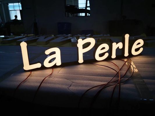 製造された金属の経路識別文字の印3Dはライト ボックスの印を導いた