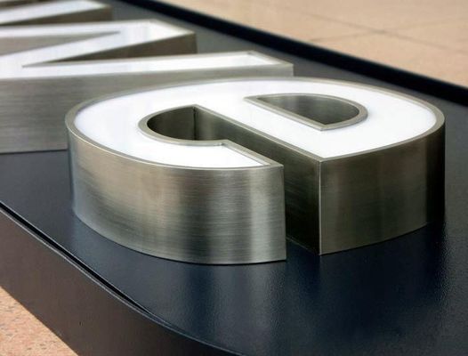 製造された金属の経路識別文字の印3Dはライト ボックスの印を導いた