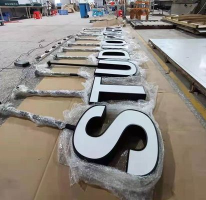 アクリルの天井の台紙3Dの金属の手紙は壁のための黒いペンキに署名する