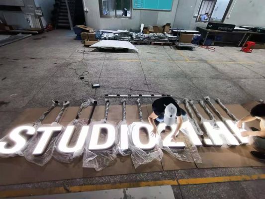 アクリルの天井の台紙3Dの金属の手紙は壁のための黒いペンキに署名する