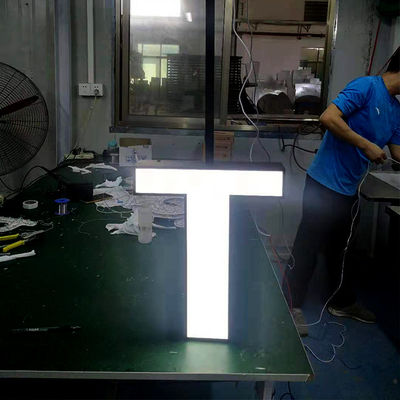 アクリルの天井の台紙3Dの金属の手紙は壁のための黒いペンキに署名する